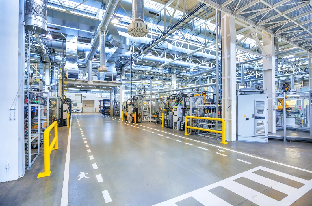 Ambiente industrial com infraestrutura técnica e equipamentos de produção