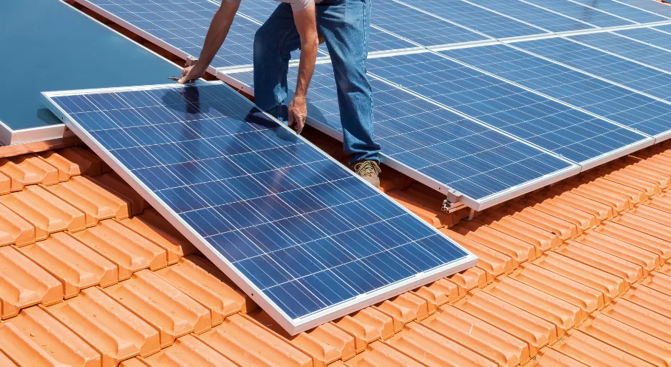 Instalação de painéis fotovoltaicos sobre telhado residencial de telhas cerâmicas